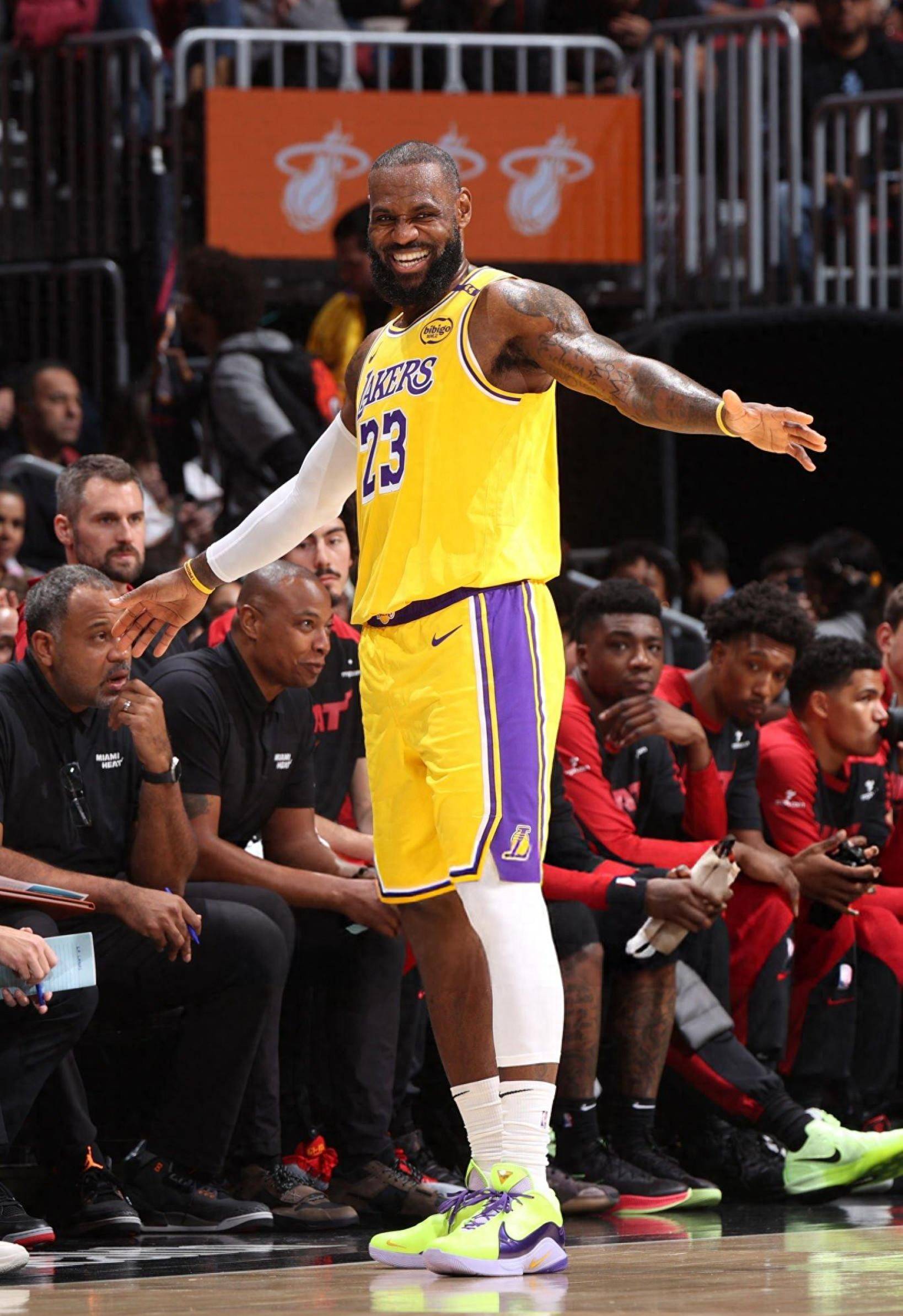 英媒：热刺主帅弗兰克已经与托尼进行会谈，球员有望重返英超（英媒：热刺主帅弗兰克已与托尼会面，托尼有望重返英超）