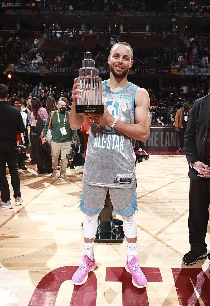 足协官方：征集2026赛季足协杯资格赛承办地，比赛1月举行（足协发布公告：面向全国征集2026赛季足协杯资格赛承办地，比赛定于1月进行）