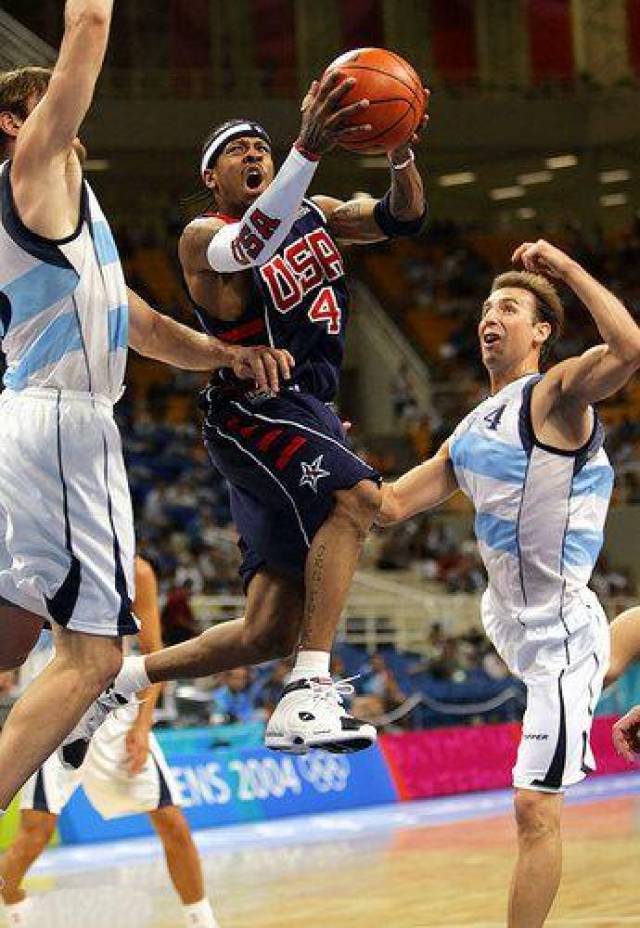 湖人浓眉哥篮下统治球队获胜（浓眉哥内线制霸，湖人取胜）