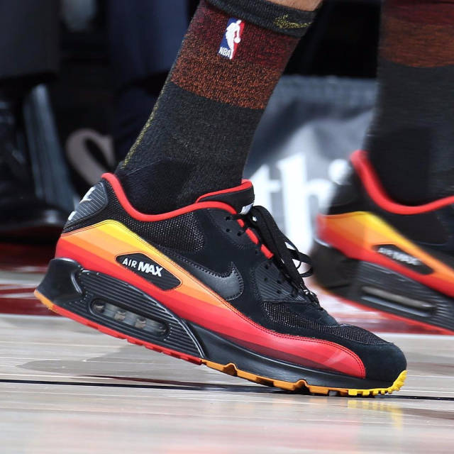 混团世界杯最新战报：王曼昱赢孙颖莎老乡，王楚钦感谢队友，张本智和输球！（混团世界杯赛况速递：王曼昱挑落孙颖莎老乡，王楚钦致谢队友，张本智和遭遇失利）